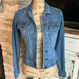 Kut from the Kloth blue jean jean jacket button closure two chest pockets